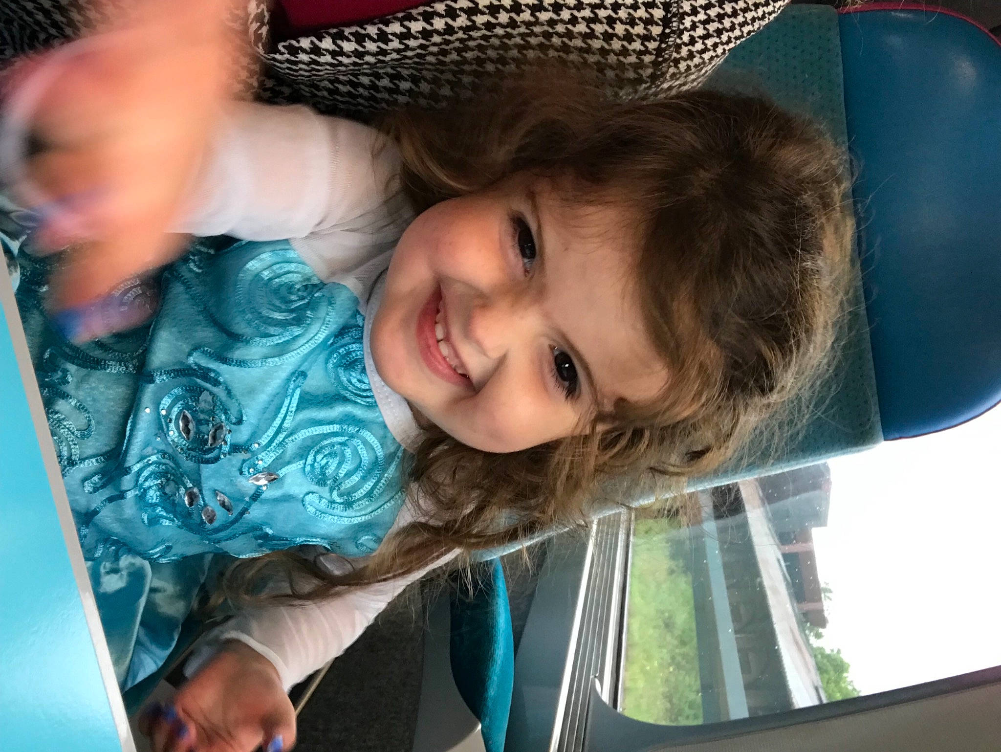 Angelyne a rejoint le concours — aidez-le/la à gagner de superbes lots ! chin, eye, face, facial_expression, flash_photography, hair, hairstyle, hand, human, human_body, iris, joy, light, lip, mouth, nose, organ, person, photograph, skin