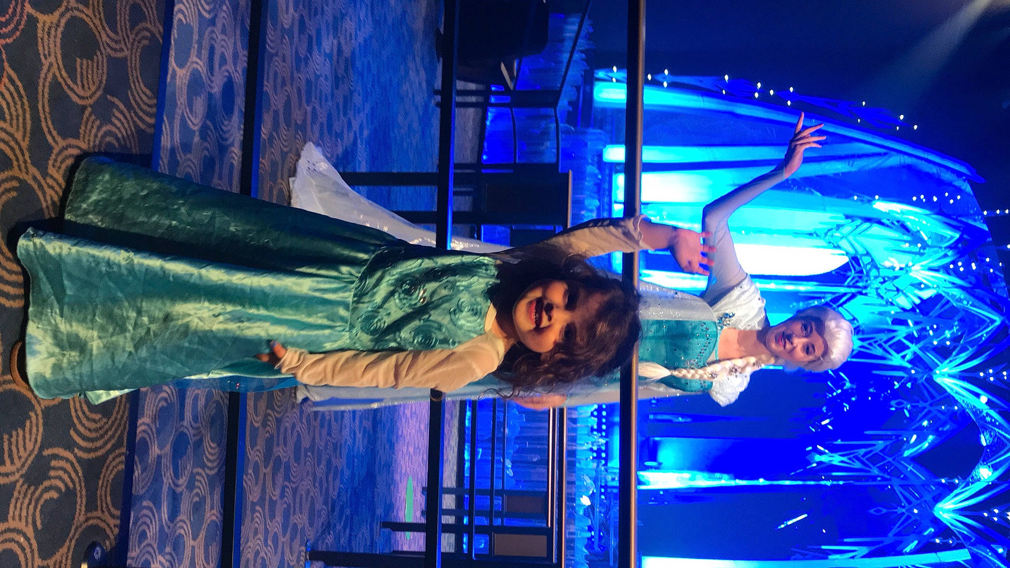 Angelyne a rejoint le concours — aidez-le/la à gagner de superbes lots ! artist, blue, electric_blue, entertainment, event, fun, headwear, joy, leisure, light, magenta, music, music_artist, music_venue, musician, performance_art, performing_arts, person, public_event, purple