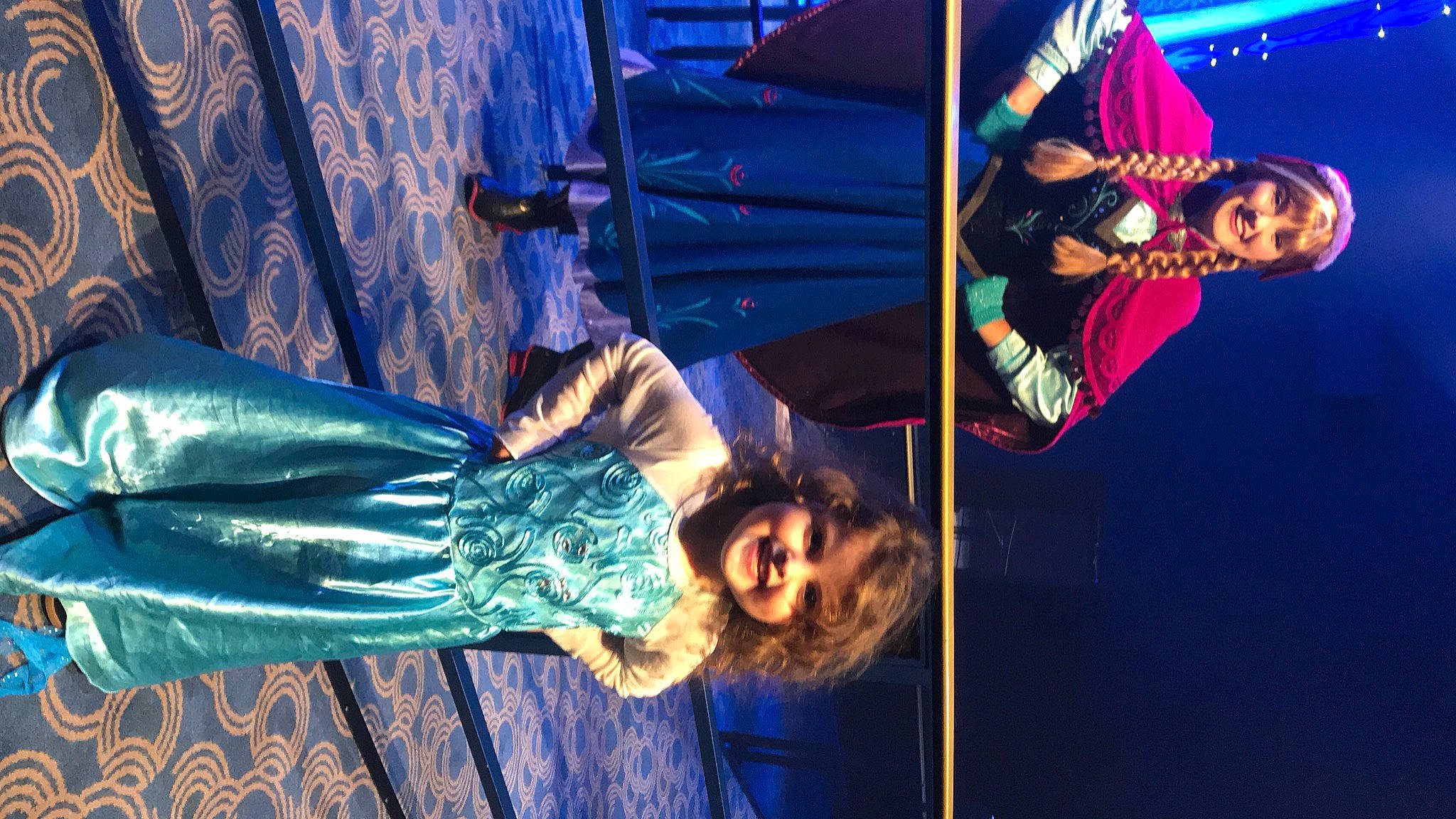 Angelyne a rejoint le concours — aidez-le/la à gagner de superbes lots ! arm, blue, electric_blue, entertainment, event, flash_photography, fun, joy, leisure, magenta, performance, performance_art, performing_arts, person, public_event, purple, recreation, smile, stage, tent