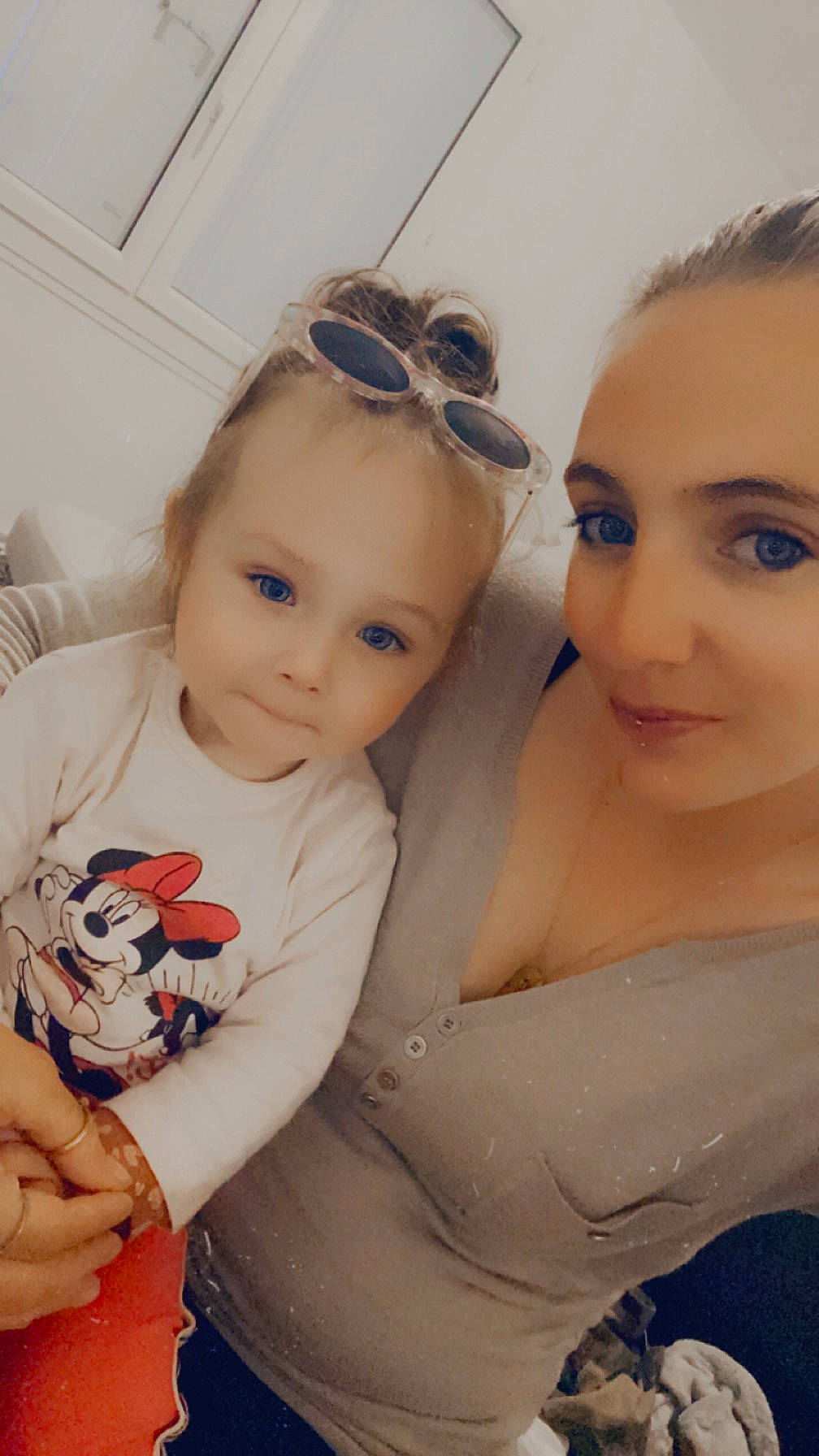 Kaïlyss participe au concours pour gagner de l'argent avec cette photo : baby, baby_toddler_clothing, blond, bridal_accessory, child, face, facial_expression, flash_photography, fun, hand, happy, head, human, iris, jewellery, person, shoulder, skin, standing, sunglasses