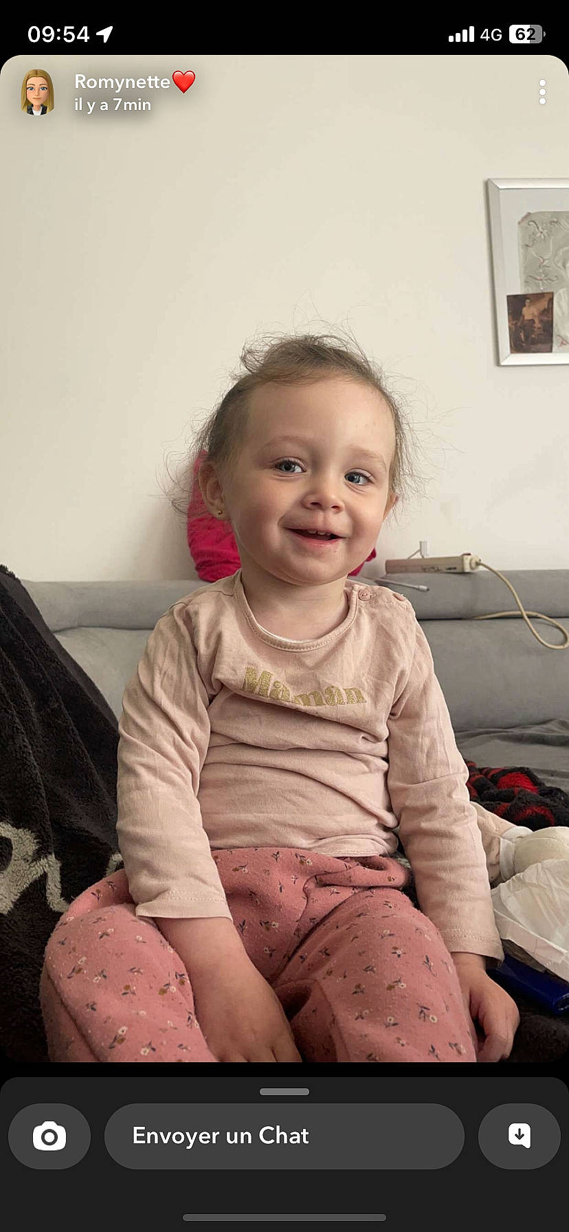 Kaïlyss a rejoint le concours — aidez-le/la à gagner de superbes lots ! baby_toddler_clothing, cheek, comfort, face, facial_expression, hairstyle, happy, joint, joy, lip, mouth, neck, person, picture_frame, pink, shoulder, skin, sleeve, smile, standing