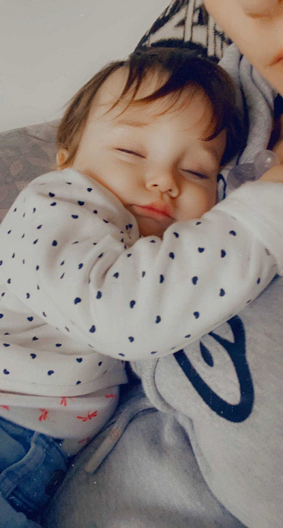 Kaïlyss participe au concours pour gagner de l'argent avec cette photo : baby, baby_sleeping, baby_toddler_clothing, bedtime, cheek, child, collar, comfort, happy, linens, nose, pattern, person, plaid, portrait_photography, sitting, skin, sleep, sleeve, textile