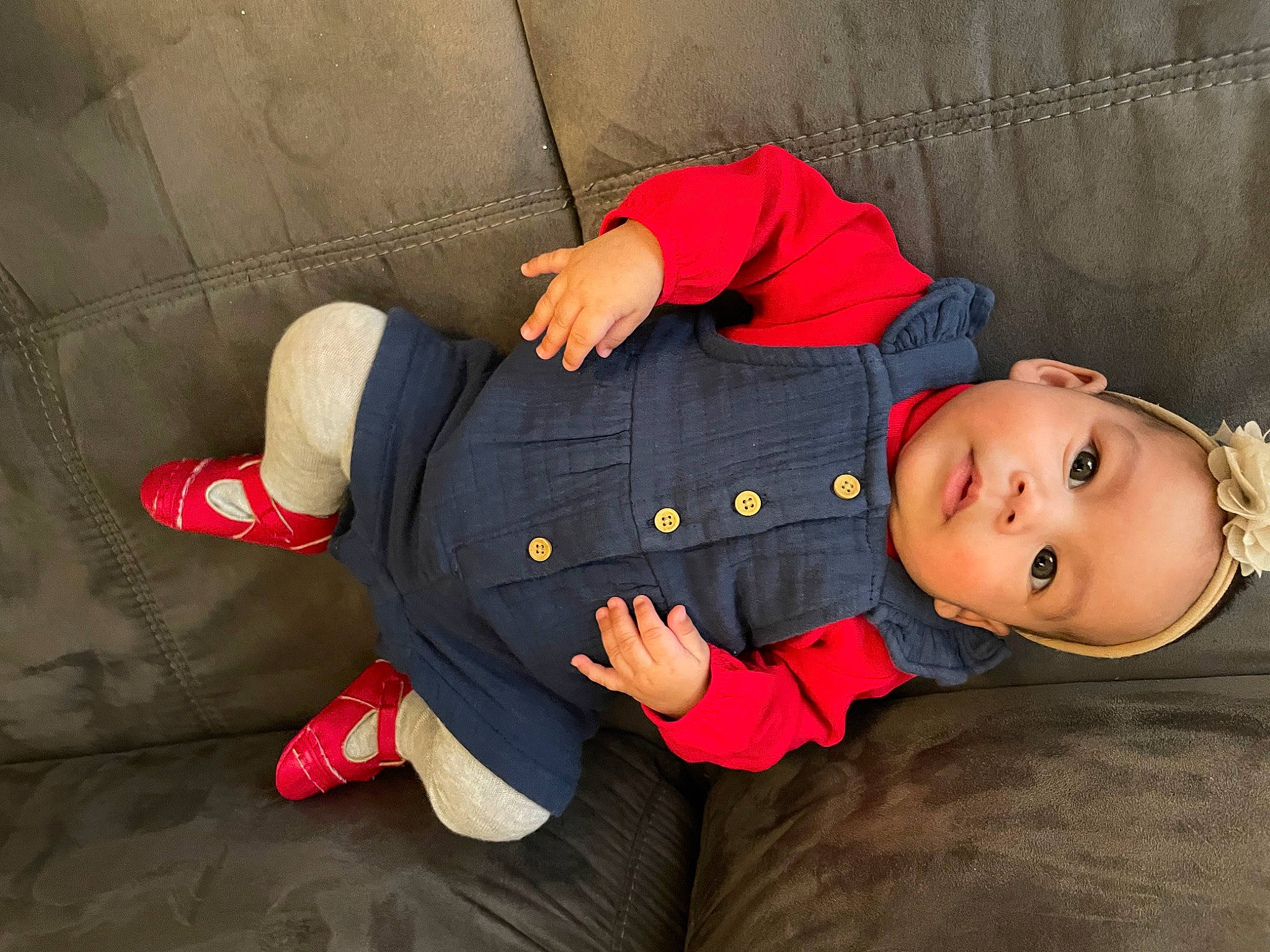 Luna participe au concours pour gagner de l'argent avec cette photo : baby, baby_toddler_clothing, carmine, child, comfort, foot, fun, hat, human_leg, lap, person, sitting, sleeve, smile, toddler, tree