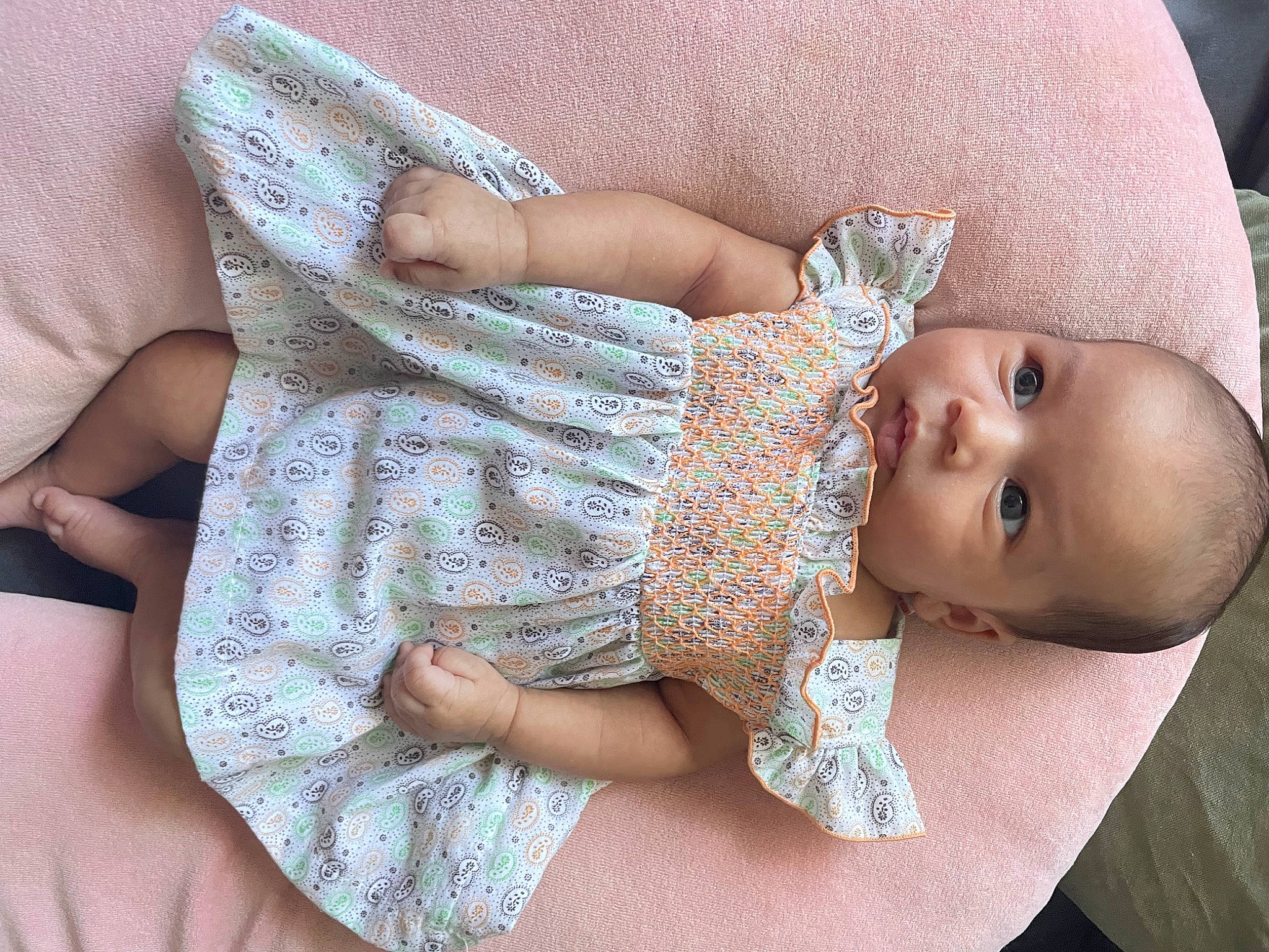 Luna a rejoint le concours — aidez-le/la à gagner de superbes lots ! baby, baby_toddler_clothing, cheek, comfort, eye, eyelash, finger, hand, headgear, human_body, iris, joint, lip, neck, pattern, person, pink, skin, sleeve, textile