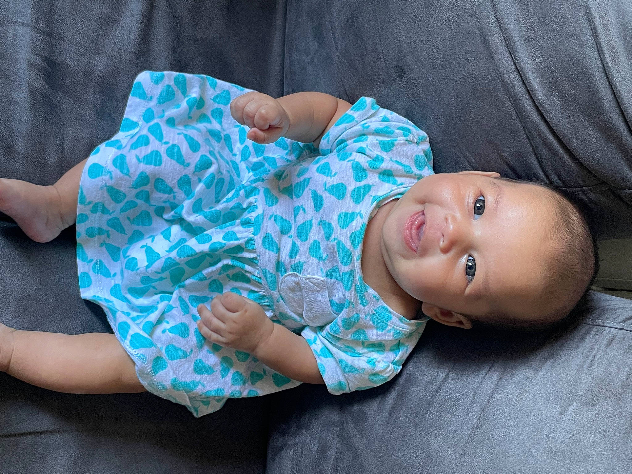 Luna participe au concours pour gagner de l'argent avec cette photo : baby, baby_toddler_clothing, child, comfort, couch, elbow, grass, hand, human_body, human_leg, leg, linens, nap, pattern, person, sitting, skin, sleeve, t_shirt, toddler
