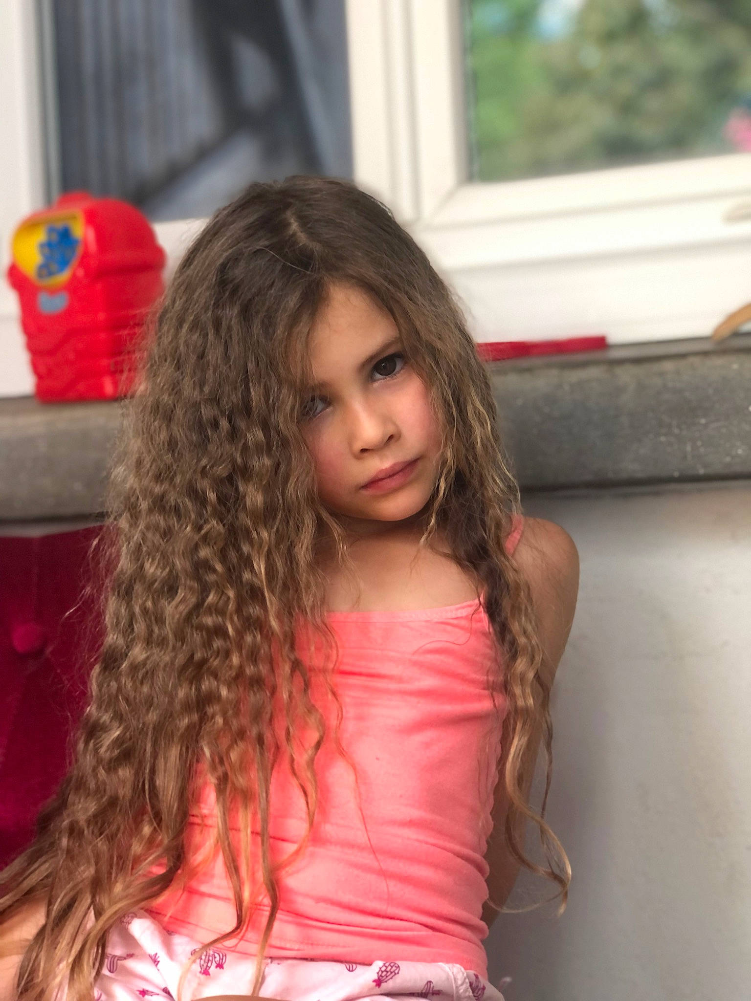 Romy participe au concours pour gagner de l'argent avec cette photo : black_hair, blond, brown_hair, child, eyelash, fashion_design, fun, hair_coloring, happy, layered_hair, leisure, long_hair, magenta, person, red, shoulder, sitting, thigh, toddler, vacation