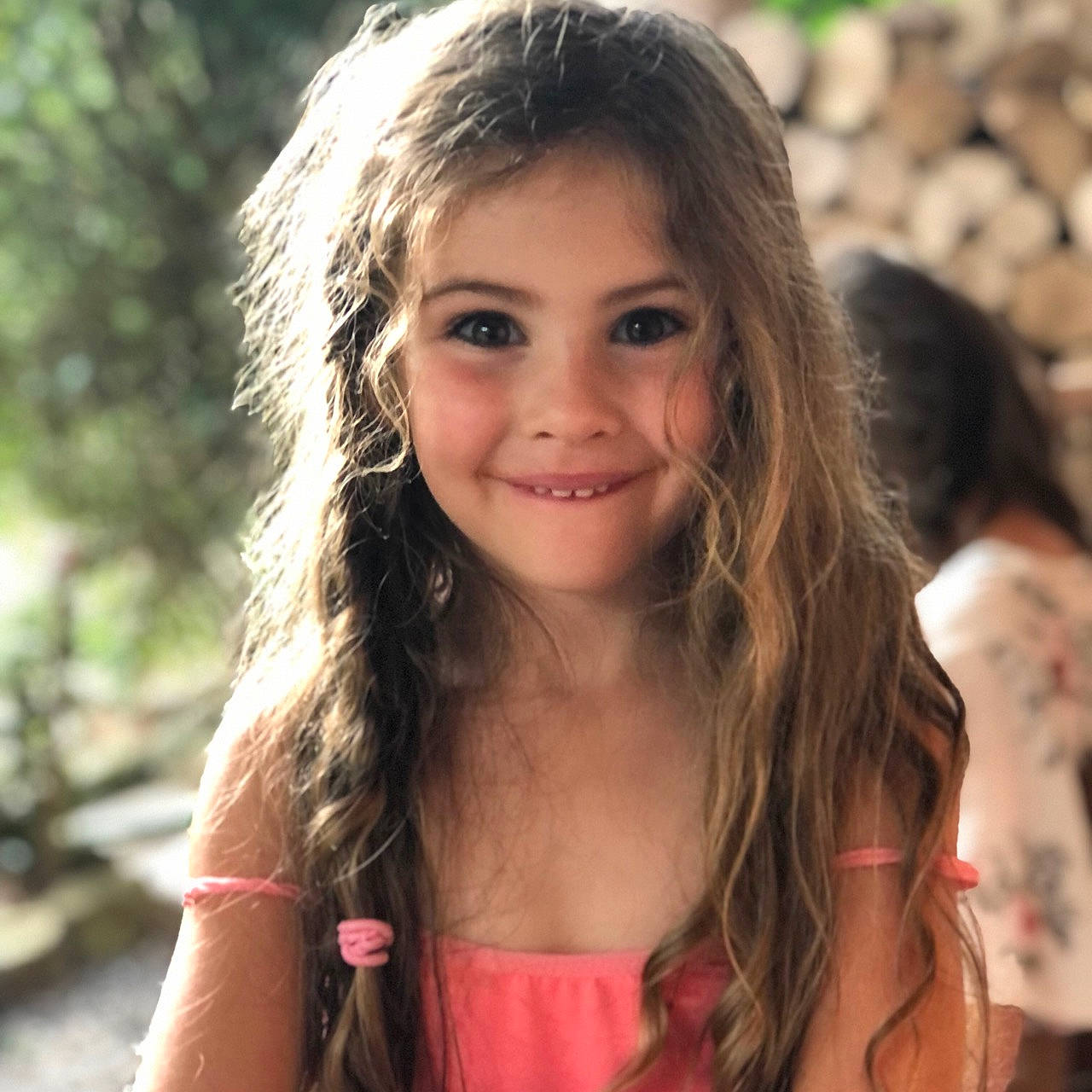 Romy participe au concours pour gagner de l'argent avec cette photo : blond, brown_hair, chin, eyebrow, eyelash, facial_expression, flash_photography, fun, grass, hair, hairstyle, happy, iris, joy, leisure, lip, long_hair, people_in_nature, person, skin