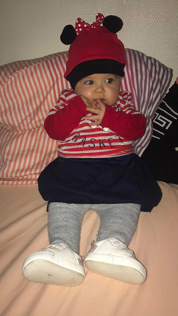 Shayana participe au concours pour gagner de l'argent avec cette photo : baby, baby_toddler_clothing, cap, child, cool, fashion_accessory, footwear, hat, headgear, headwear, leg, person, shoe, sleeve, standing, sun_hat, t_shirt, toddler