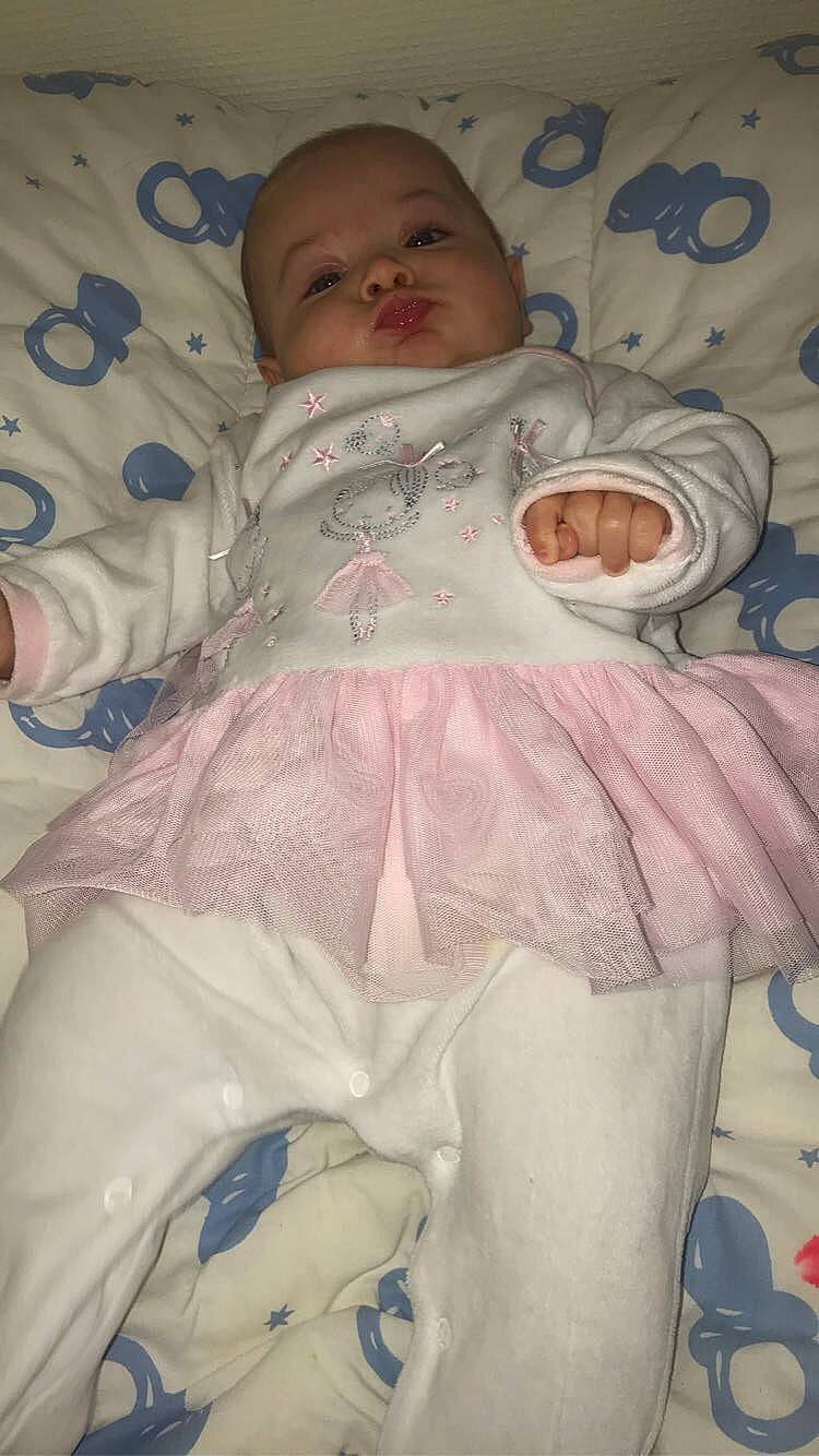 Shayana a rejoint le concours — aidez-le/la à gagner de superbes lots ! baby, bed, bedtime, cheek, child, person, skin, sleep, toddler