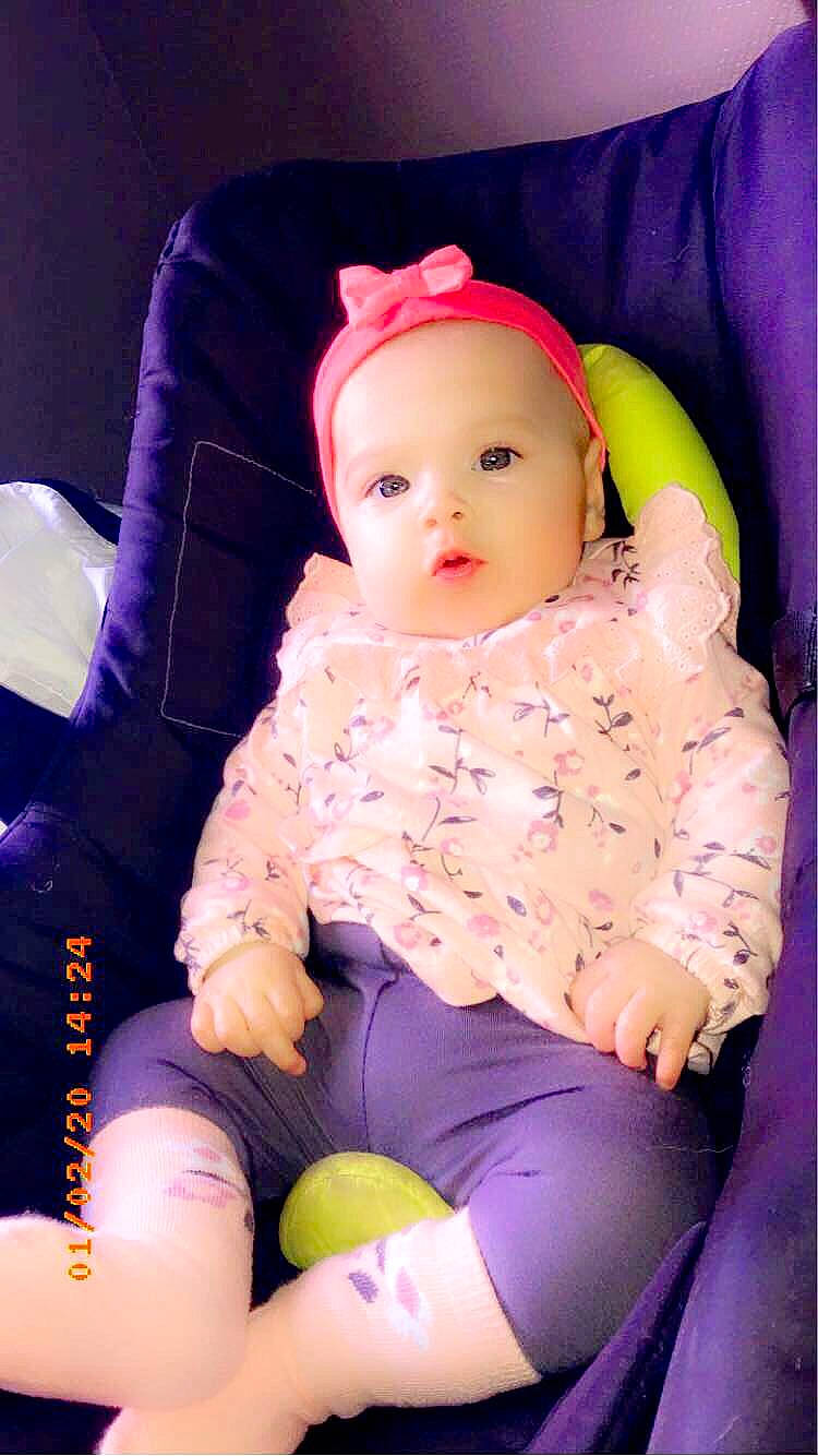 Shayana a rejoint le concours — aidez-le/la à gagner de superbes lots ! baby, baby_products, cheek, child, child_model, eye, headwear, iris, person, pink, purple, sitting, skin, smile, toddler