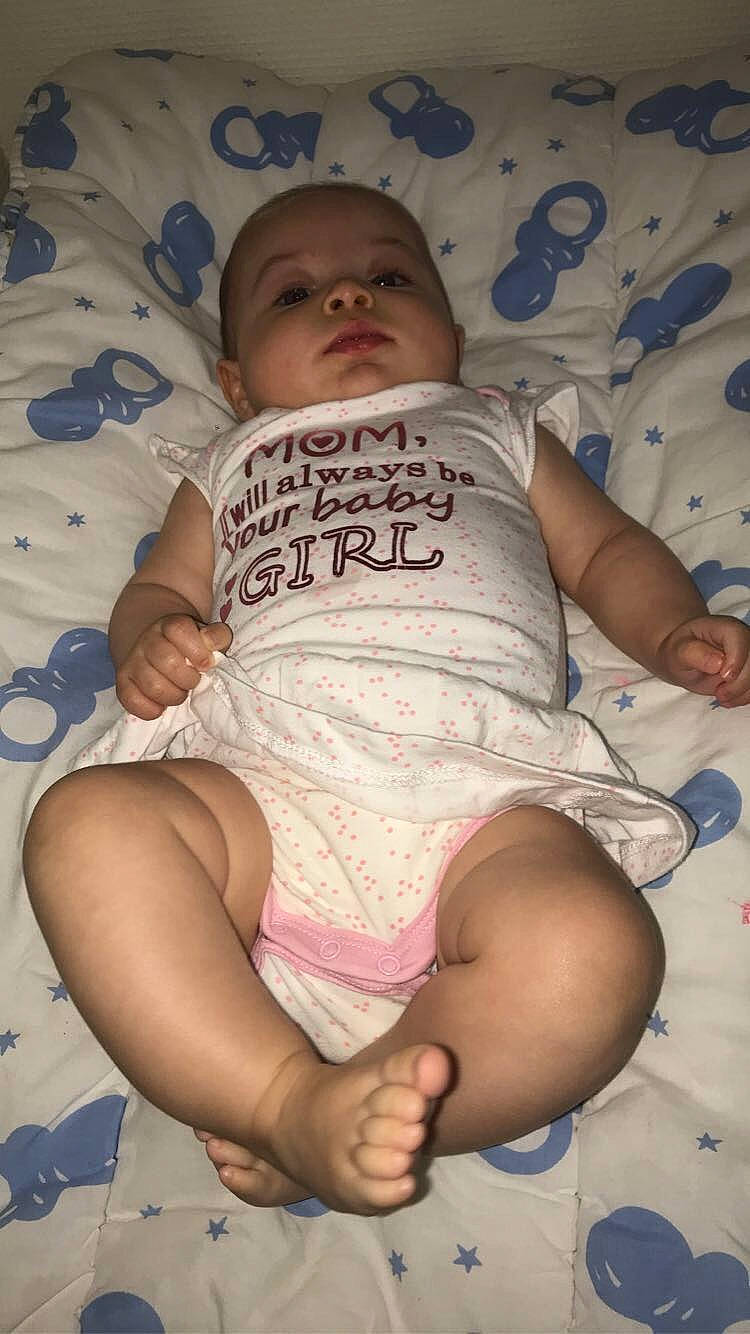 Shayana participe au concours pour gagner de l'argent avec cette photo : abdomen, baby, cheek, child, diaper, leg, person, sitting, skin, thigh, toddler