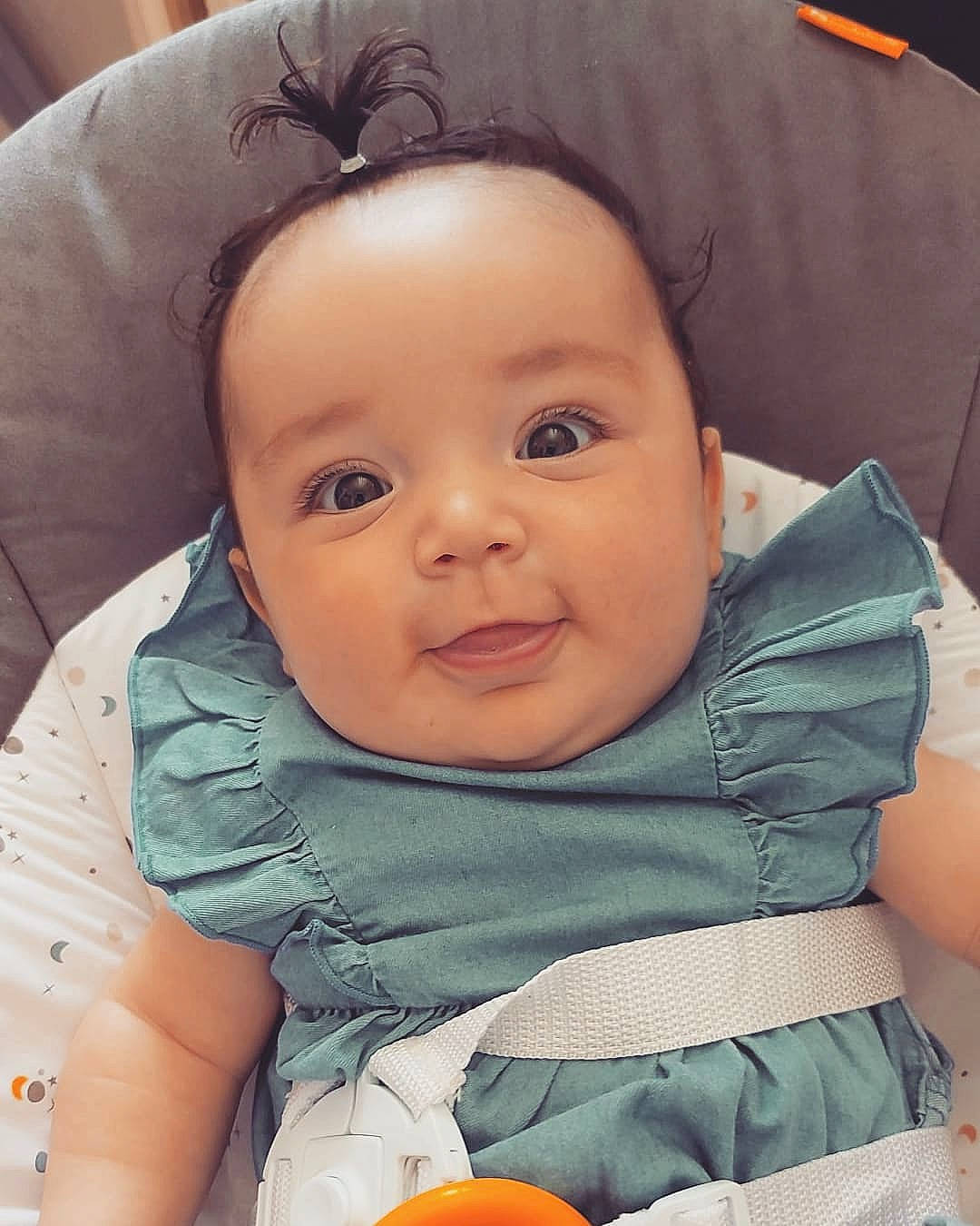 Defne a rejoint le concours — aidez-le/la à gagner de superbes lots ! baby, baby_products, baby_toddler_clothing, beauty, cheek, child, comfort, eyelash, facial_expression, happy, iris, lip, mouth, nose, person, product, skin, sleeve, smile, textile