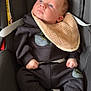 Timaë participe au concours pour gagner de l'argent avec cette photo : baby, infant, car_seat, bib, clothing, black_outfit, face, hands, blue_eyes, sock, seatbelt, child, portrait, indoor, cute, young, small_hands, soft_lighting, looking_up, comfortable