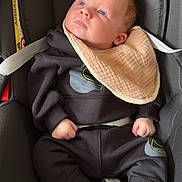 Timaë a rejoint le concours — aidez-le/la à gagner de superbes lots ! baby, infant, car_seat, bib, clothing, black_outfit, face, hands, blue_eyes, sock, seatbelt, child, portrait, indoor, cute, young, small_hands, soft_lighting, looking_up, comfortable