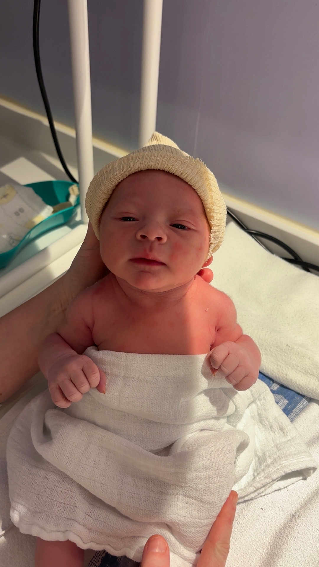 Mahé a rejoint le concours — aidez-le/la à gagner de superbes lots ! newborn, baby, infant, towel, hat, hand, skin, face, person, child, cute, indoors, soft_light, support, gentle, sleepy, wrapped, human, portrait, newborn_care