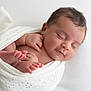 Leylani a rejoint le concours — aidez-le/la à gagner de superbes lots ! baby, blanket, child, closeup, cozy, cute, face, foot, hand, infant, newborn, newborn_baby, peaceful, portrait, resting, skin, sleeping, soft, white, wrapped