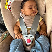 Leylani a rejoint le concours — aidez-le/la à gagner de superbes lots ! baby, bib, car_seat, child, clothing, cute, fabric, face, hands, head, indoors, infant, legs, napping, peaceful, rest, safety_harness, seat, sleeping, straps
