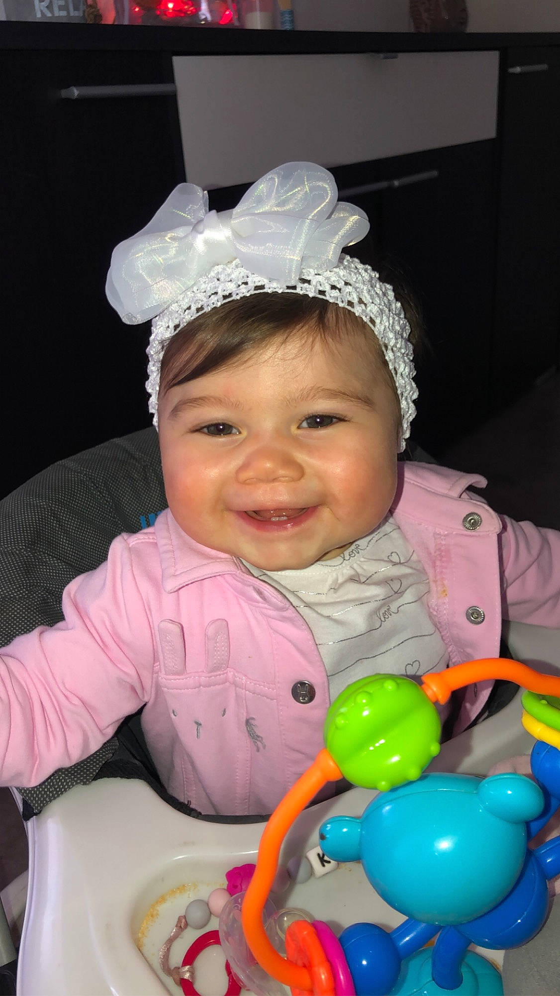 Kassy a rejoint le concours — aidez-le/la à gagner de superbes lots ! baby, baby_toddler_clothing, balloon, child, event, eye, facial_expression, fun, happy, headband, headpiece, headwear, iris, joy, organ, party_supply, person, pink, product, smile