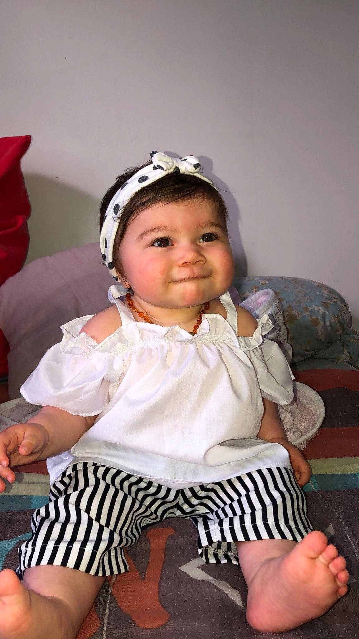 Kassy participe au concours pour gagner de l'argent avec cette photo : baby, baby_toddler_clothing, event, eyelash, fashion_accessory, finger, flash_photography, happy, headgear, headpiece, headwear, human_leg, joy, neck, pattern, person, sitting, sleeve, sock, thigh