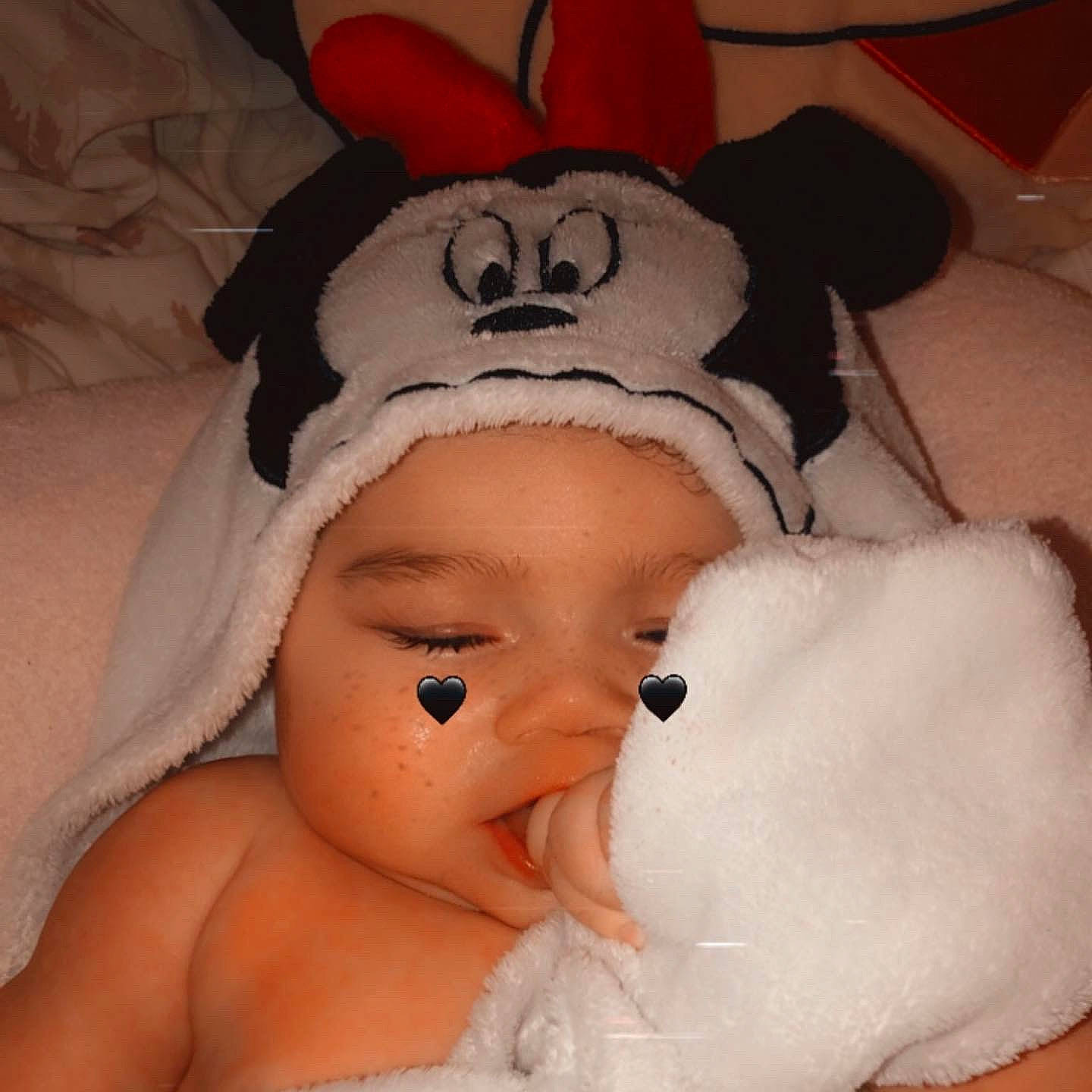 Kassy a rejoint le concours — aidez-le/la à gagner de superbes lots ! baby, baby_sleeping, cheek, comfort, ear, eye, eyebrow, eyelash, fun, fur, happy, head, headgear, linens, nose, person, pink, skin, thumb, toddler