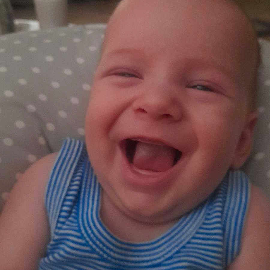 ézio participe au concours pour gagner de l'argent avec cette photo : baby, blue_striped_clothing, child, close_up, cushion, cute, expression, face, happy, head, indoor, infant, person, polka_dots, portrait, seated, skin, sleeveless, smiling, young_child