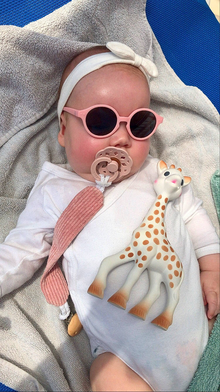 Aéna a rejoint le concours — aidez-le/la à gagner de superbes lots ! beard, cap, cool, eyewear, glasses, goggles, human_body, jaw, lip, mouth, nail, neck, nose, pattern, person, pink, sleeve, street_fashion, sunglasses, vision_care