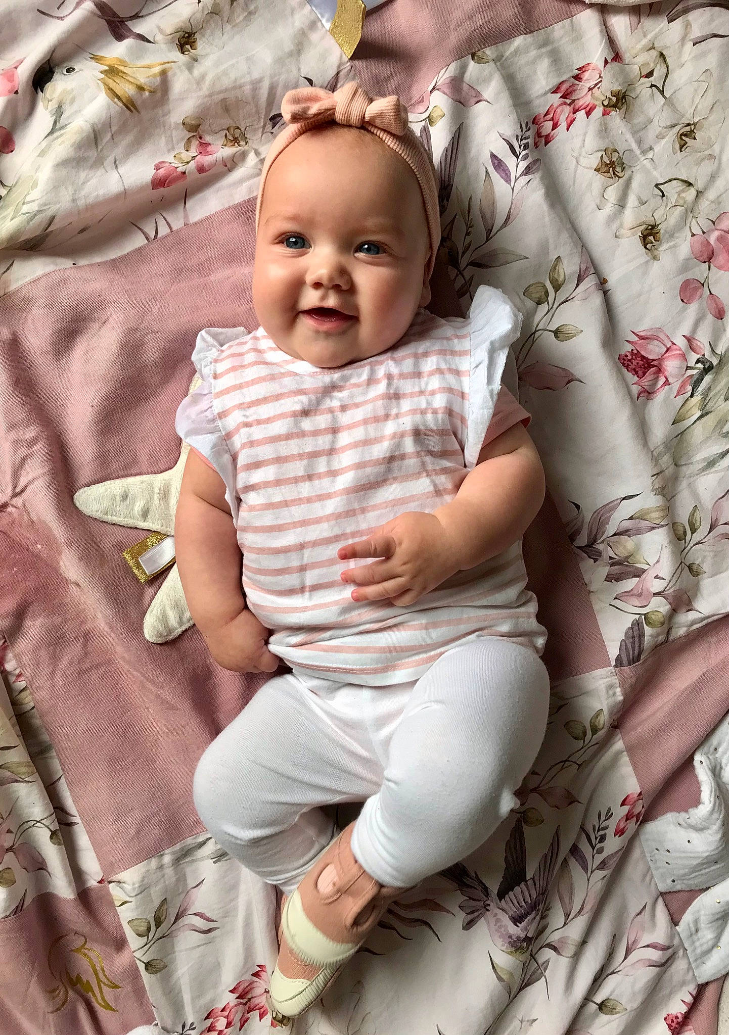 Aéna a rejoint le concours — aidez-le/la à gagner de superbes lots ! baby, baby_products, baby_toddler_clothing, child, event, eye, hairstyle, hand, happy, head, joy, pattern, person, pink, shorts, skin, sleeve, smile, t_shirt, textile