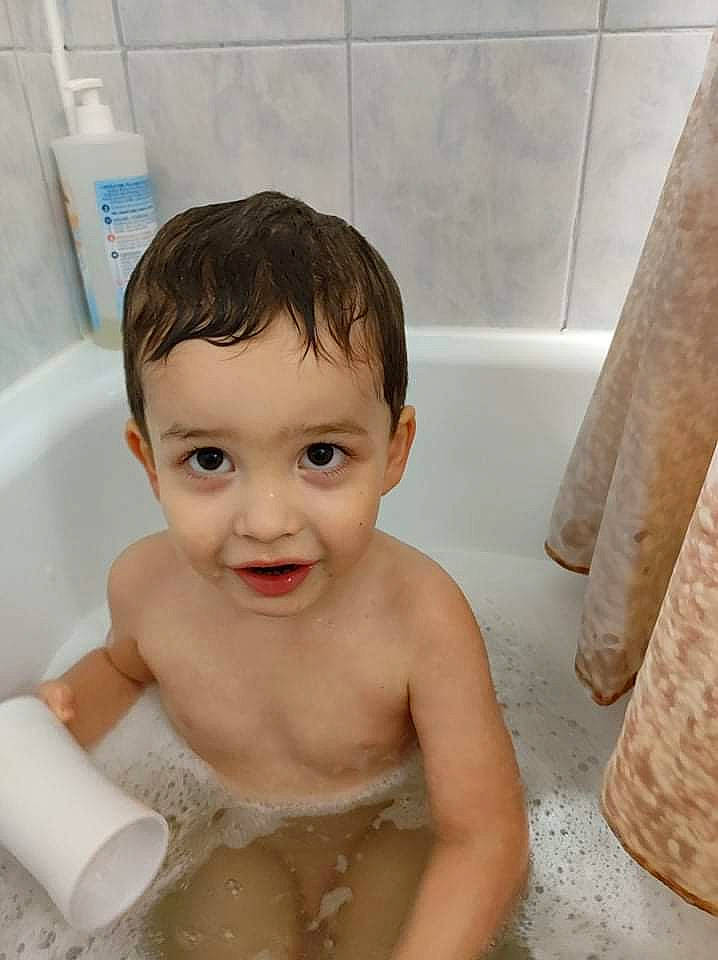 Thélio a rejoint le concours — aidez-le/la à gagner de superbes lots ! baby, baby_bathing, bath_toy, bathing, bathroom, bathtub, chest, child, composite_material, fluid, foam, fun, happy, person, personal_care, plumbing, plumbing_fixture, property, smile, toddler
