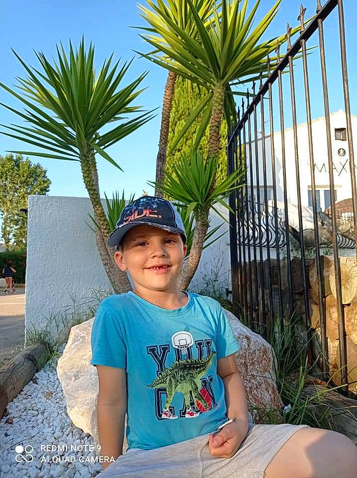 Antoine a rejoint le concours — aidez-le/la à gagner de superbes lots ! arecales, azure, blue, daytime, fence, happy, headwear, joy, landscape, leaf, leisure, person, plant, shade, shorts, sky, smile, summer, t_shirt, terrestrial_plant