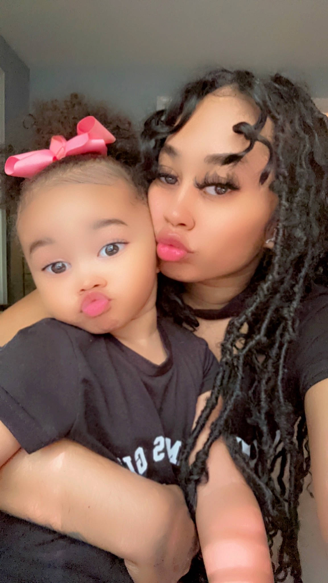 London is registered to the contest to win money with this photo: black_hair, cheek, child, event, eye, eyebrow, eyelash, face, fashion_design, flash_photography, hair, happy, hat, iris, jewellery, lip, nose, person, skin, t_shirt