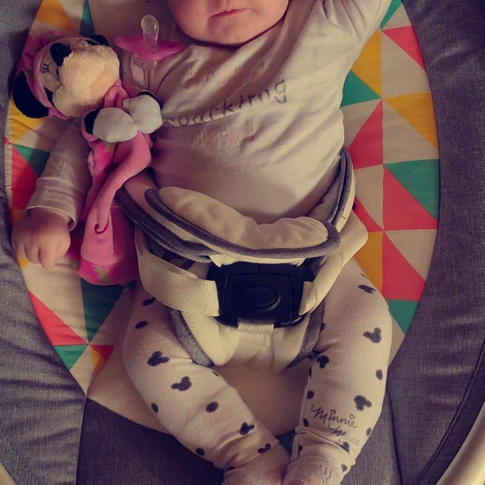 Maëlya a rejoint le concours — aidez-le/la à gagner de superbes lots ! baby, baby_safety, baby_sleeping, baby_toddler_clothing, cheek, child, circle, comfort, cool, human_leg, knee, leg, linens, mouth, pattern, sitting, sleeve, thigh, thumb, toddler