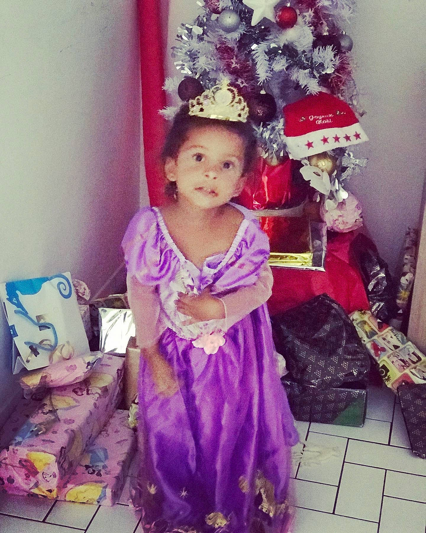 Symphonie participe au concours pour gagner de l'argent avec cette photo : baby_toddler_clothing, child, costume_hat, dress, embellishment, event, fashion_design, formal_wear, happy, hat, head, headpiece, human_body, magenta, person, pink, purple, sleeve, smile, toddler