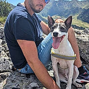 Gab a rejoint le concours — aidez-le/la à gagner de superbes lots ! blue_sky, cap, casual_clothing, companionship, dog, happy, hiking, leash, man, mountain, nature, outdoor, pet, reflection, rock, scenery, sitting, sunglasses, sunny, tongue_out