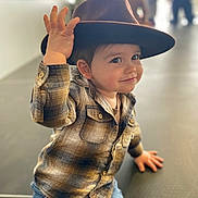 Sandro a rejoint le concours — aidez-le/la à gagner de superbes lots ! child, toddler, hat, wide_brim_hat, plaid_shirt, jeans, smile, portrait, hand, face, eyes, button, sitting, indoor, bokeh, blurred_background, cute, playful, fashion, warm_tones