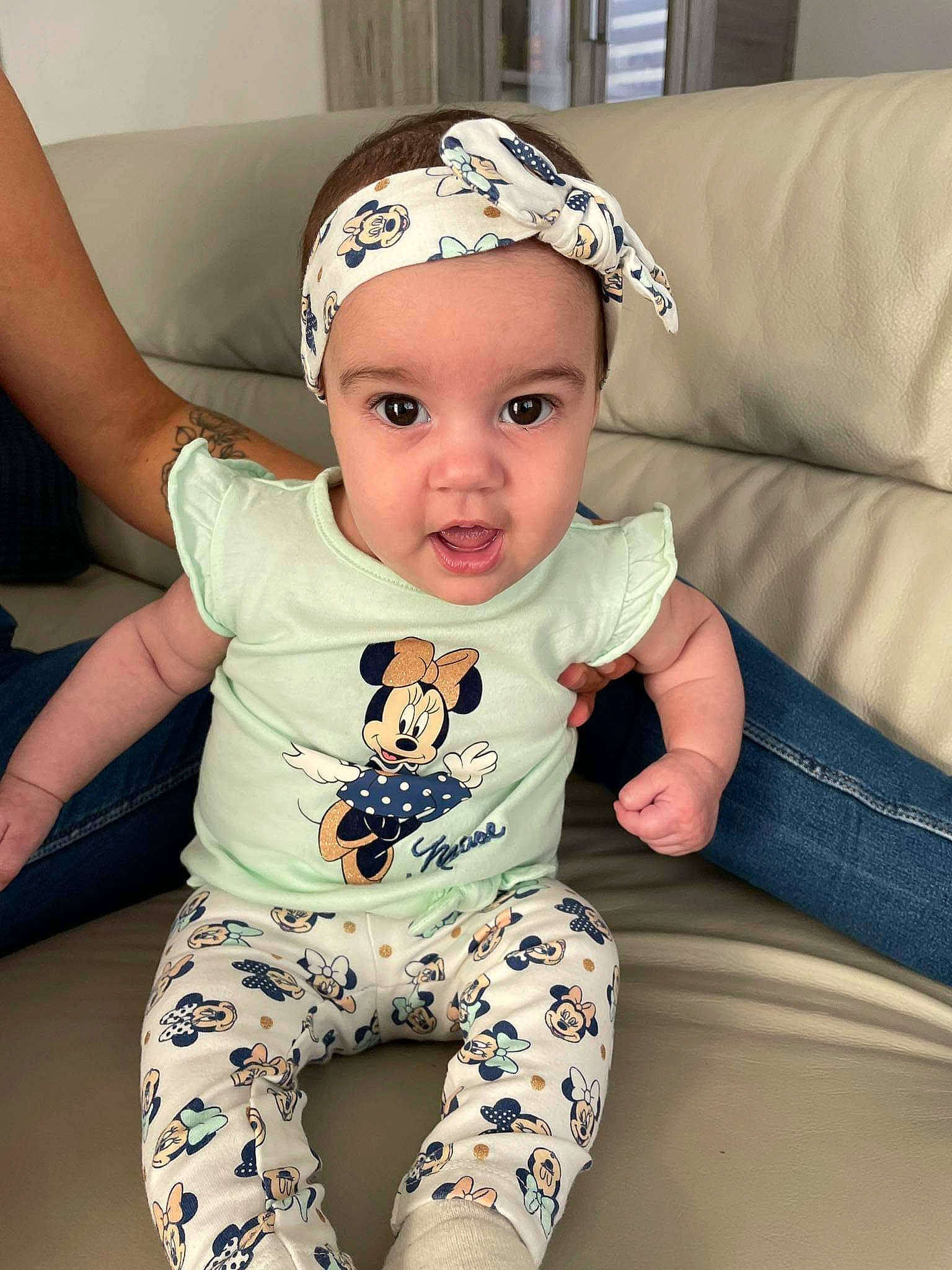 Charlène participe au concours pour gagner de l'argent avec cette photo : baby, baby_toddler_clothing, baseball_cap, cap, child, comfort, cool, costume_hat, couch, fashion_accessory, fun, happy, headband, headwear, knee, pattern, person, sitting, sleeve, surprise