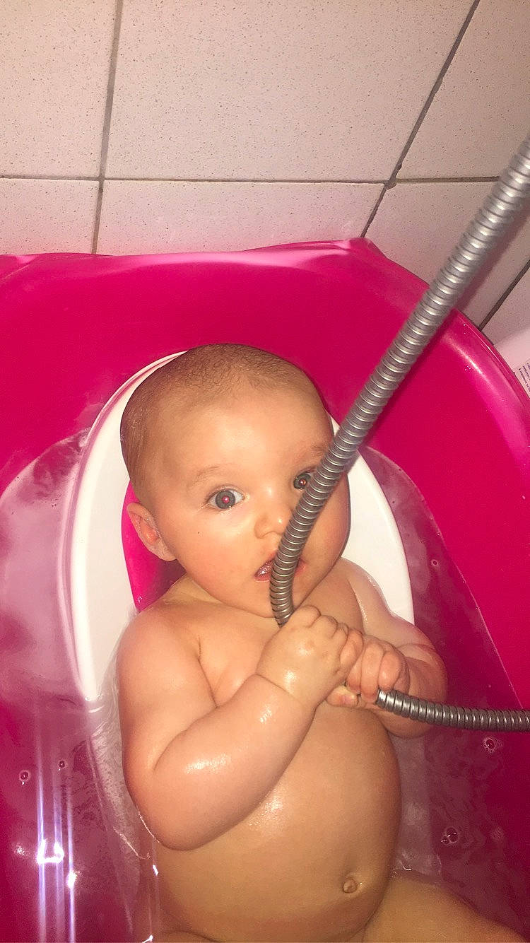 Kenzo participe au concours pour gagner de l'argent avec cette photo : abdomen, baby, baby_bathing, bathing, cheek, chest, child, finger, fluid, hand, joint, muscle, neck, person, pink, shoulder, skin, stomach, toddler, toe