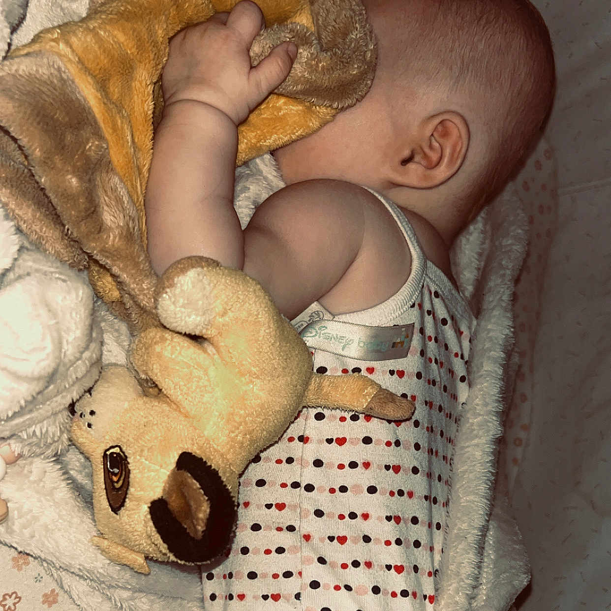 Lyanna a rejoint le concours — aidez-le/la à gagner de superbes lots ! baby, bed, blanket, child, close_up, comfort, cute, ear, hand, indoor, infant, nap, onesie, peaceful, plush_toy, polka_dot, rest, sleeping, soft_texture, toddler