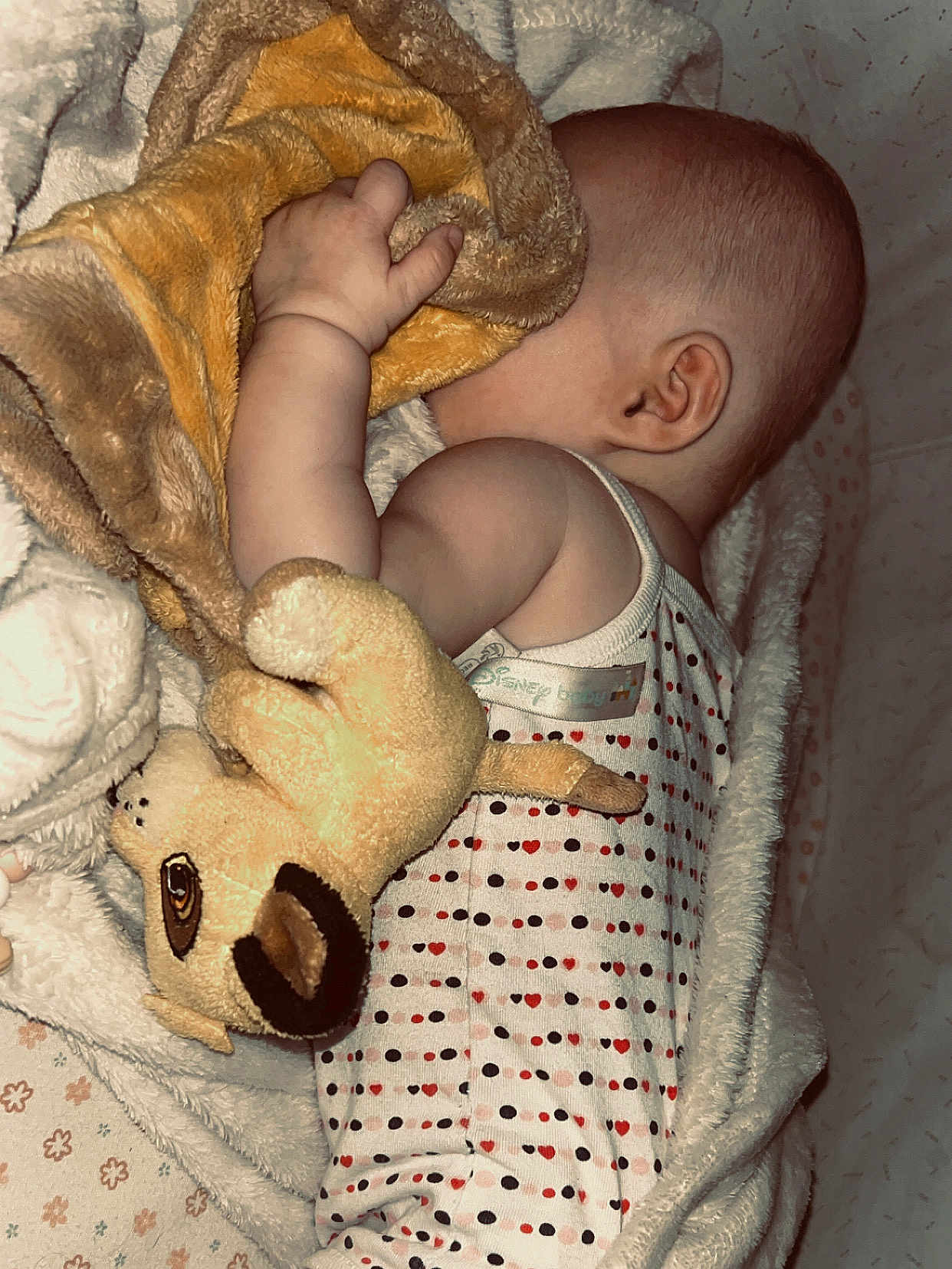 Lyanna a rejoint le concours — aidez-le/la à gagner de superbes lots ! baby, sleeping, blanket, plush_toy, onesie, infant, hand, ear, bed, soft_texture, polka_dot, peaceful, rest, child, cute, comfort, nap, close_up, indoor, toddler