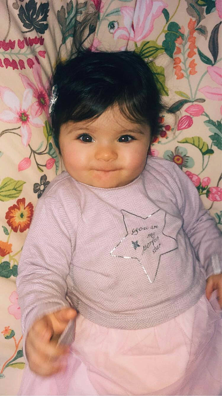 Siwaï a rejoint le concours — aidez-le/la à gagner de superbes lots ! baby, black_hair, brown_hair, cheek, child, eye, face, forehead, hair, iris, lip, nose, person, pink, skin, smile, toddler