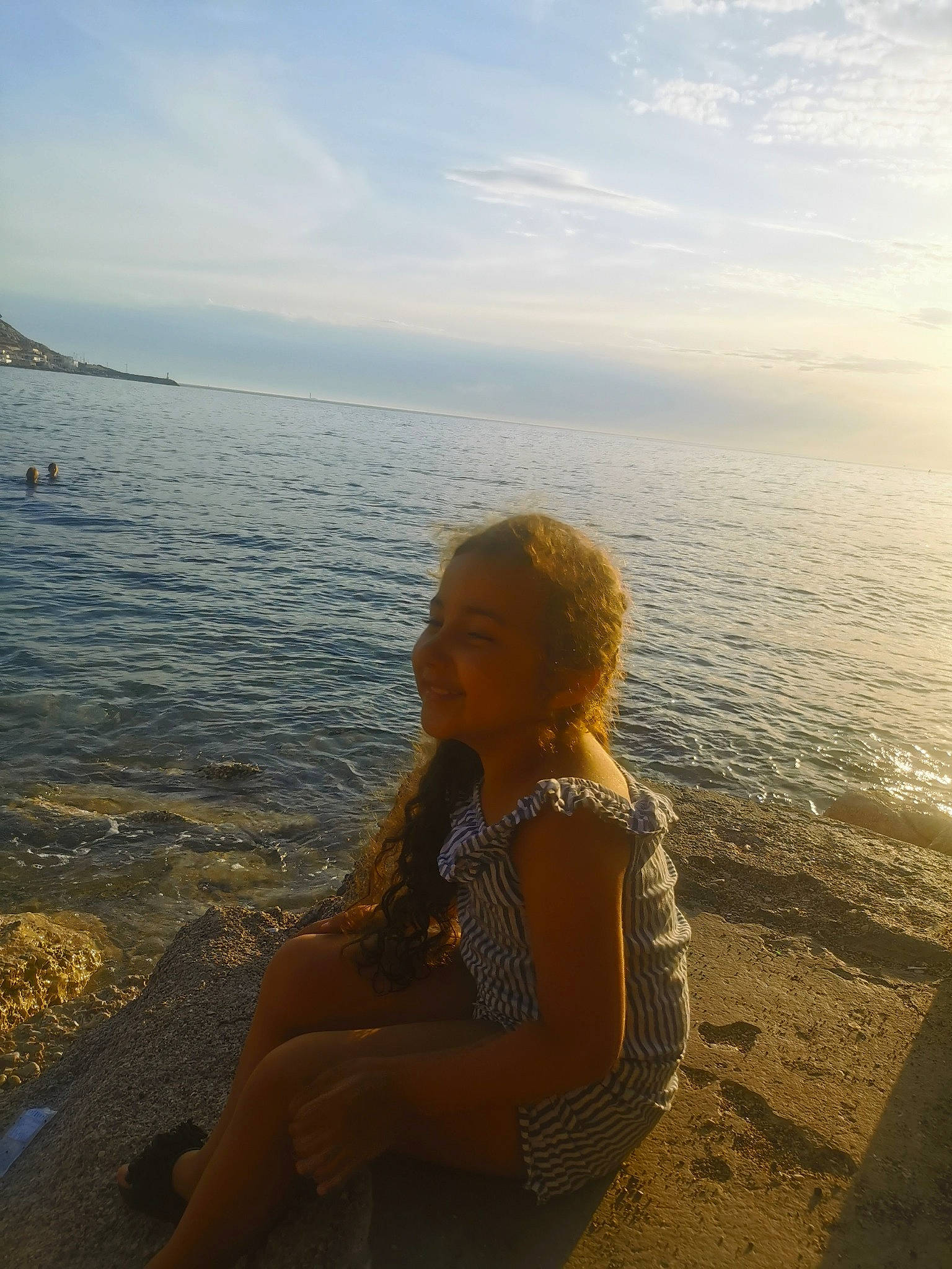 Lylia participe au concours pour gagner de l'argent avec cette photo : beach, cloud, flash_photography, fun, happy, horizon, joy, lake, landscape, leisure, people_in_nature, person, rock, sand, sky, summer, sunlight, thigh, travel, water