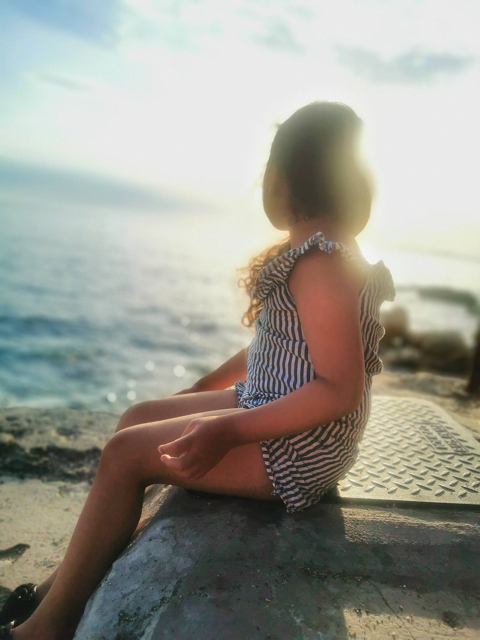 Lylia participe au concours pour gagner de l'argent avec cette photo : beach, cloud, elbow, flash_photography, fun, happy, horizon, human_leg, knee, leisure, long_hair, people_in_nature, person, sand, shore, sitting, sky, thigh, waist, water
