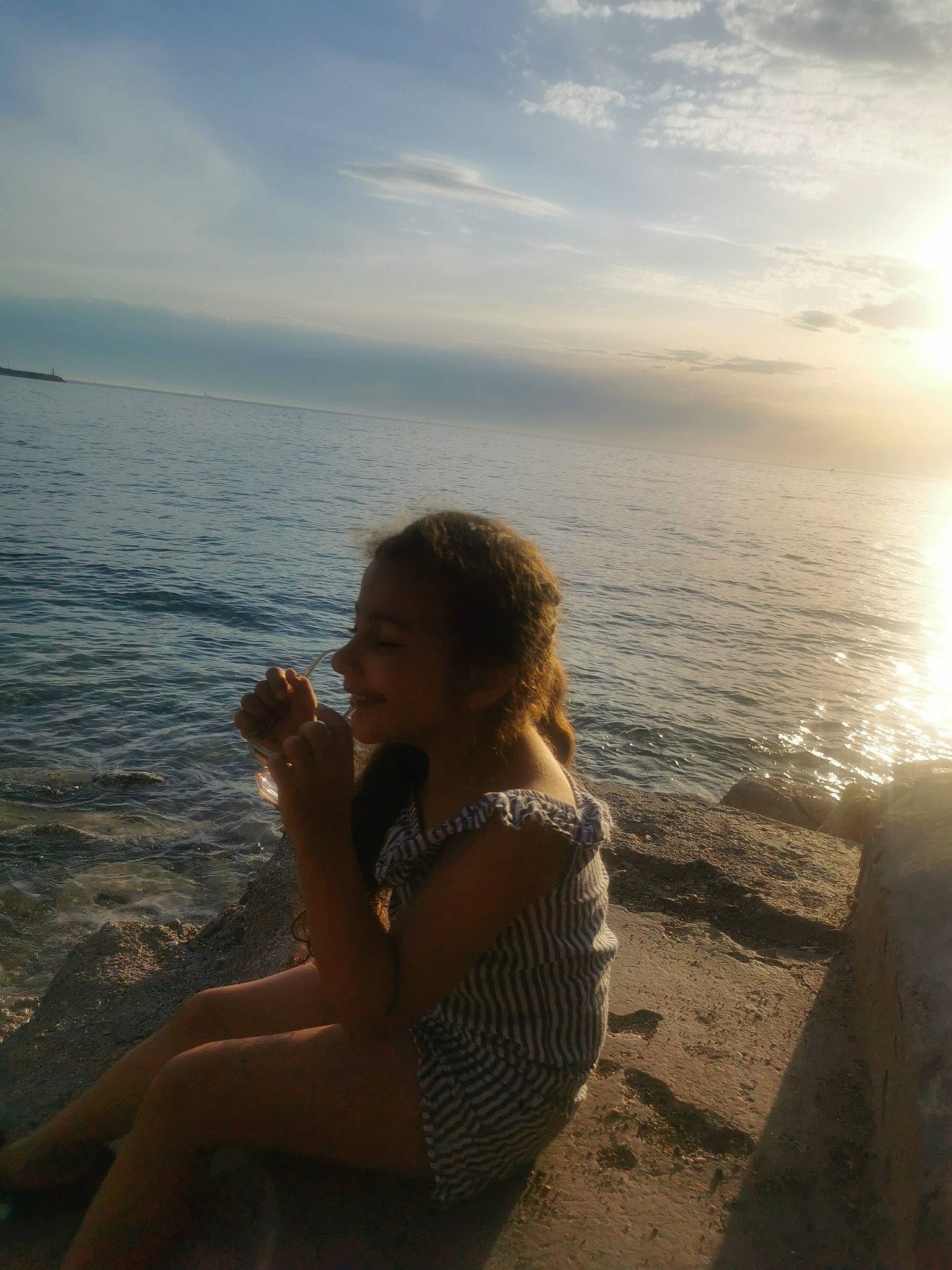 Lylia a rejoint le concours — aidez-le/la à gagner de superbes lots ! beach, beauty, calm, cloud, coastal_and_oceanic_landforms, elbow, flash_photography, hand, happy, horizon, joy, leisure, people_in_nature, person, shore, sky, sunlight, thigh, travel, under_exposed