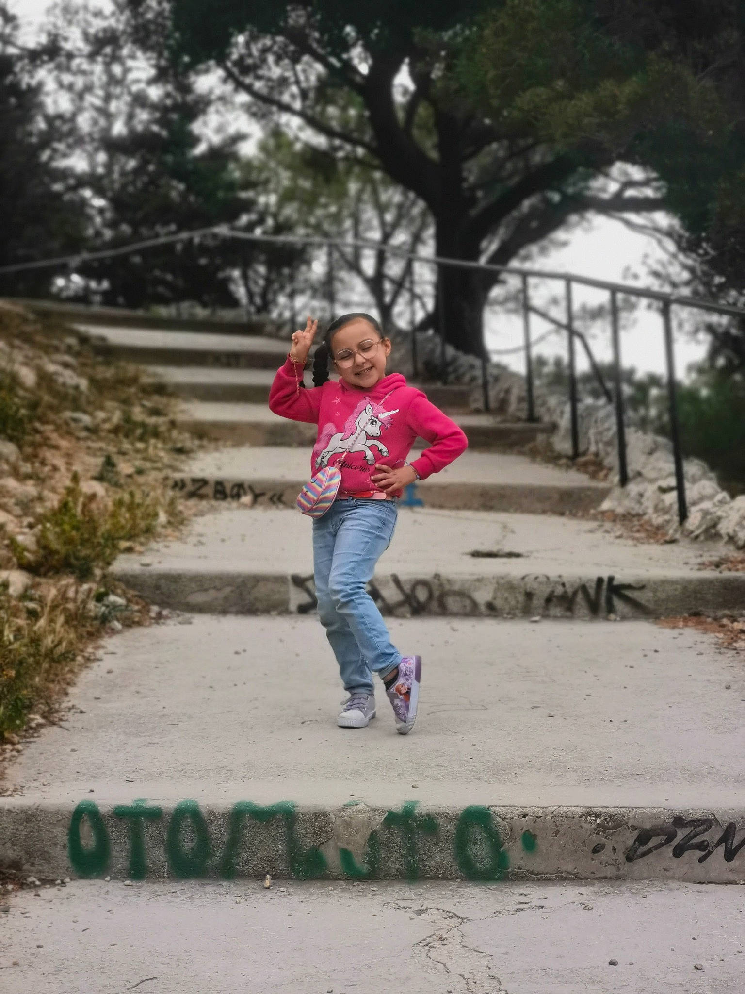 Lylia participe au concours pour gagner de l'argent avec cette photo : asphalt, denim, footwear, fun, grass, happy, jeans, joy, landscape, leisure, people_in_nature, person, plant, recreation, road, road_surface, shoe, sidewalk, toddler, tree