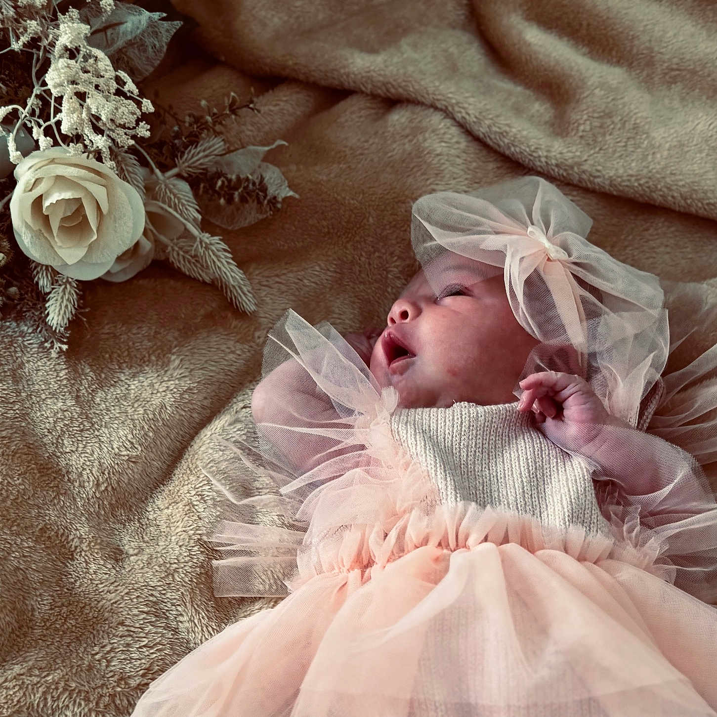 Olympe Legrand a rejoint le concours — aidez-le/la à gagner de superbes lots ! baby, blanket, closeup, cute, dress, fabric, floral, flower, headband, indoors, infant, newborn, peaceful, pink, portrait, resting, rose, sleeping, soft, tulle