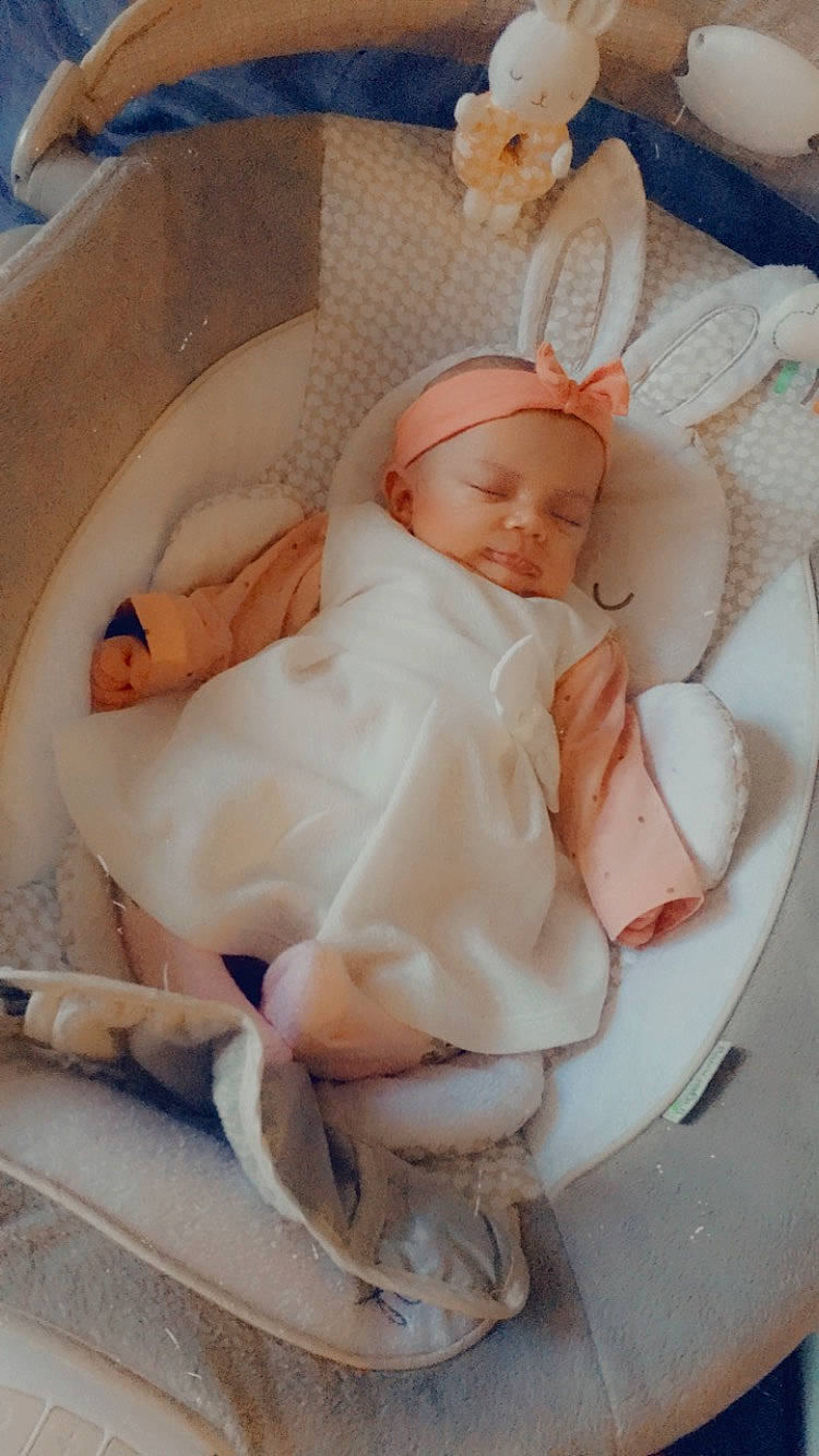 Lola participe au concours pour gagner de l'argent avec cette photo : baby, baby_products, child, headwear, infant_bed, person, product