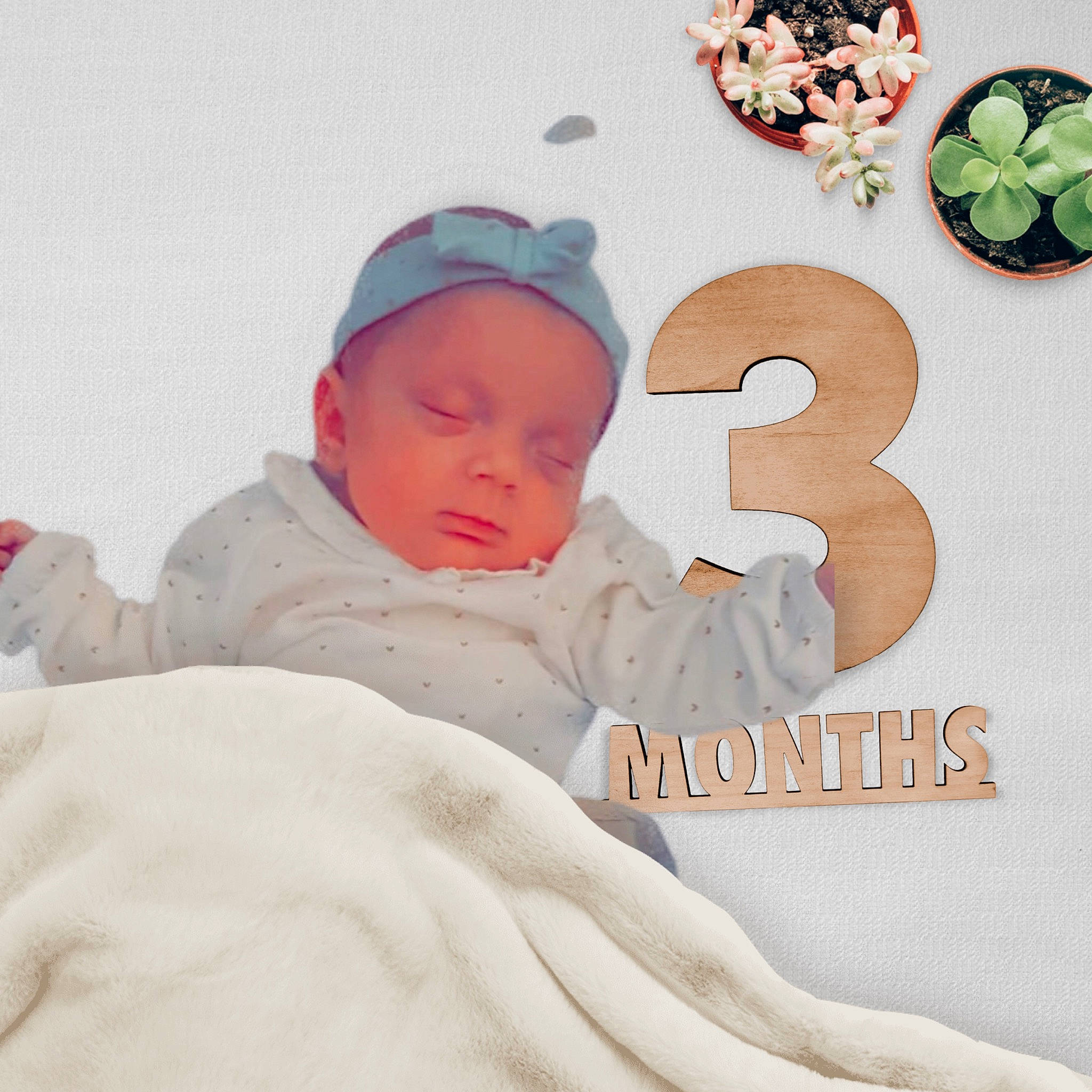 Lola participe au concours pour gagner de l'argent avec cette photo : baby, baby_sleeping, bedtime, child, comfort, font, illustration, nap, person, plant, product, sleep, textile, toddler