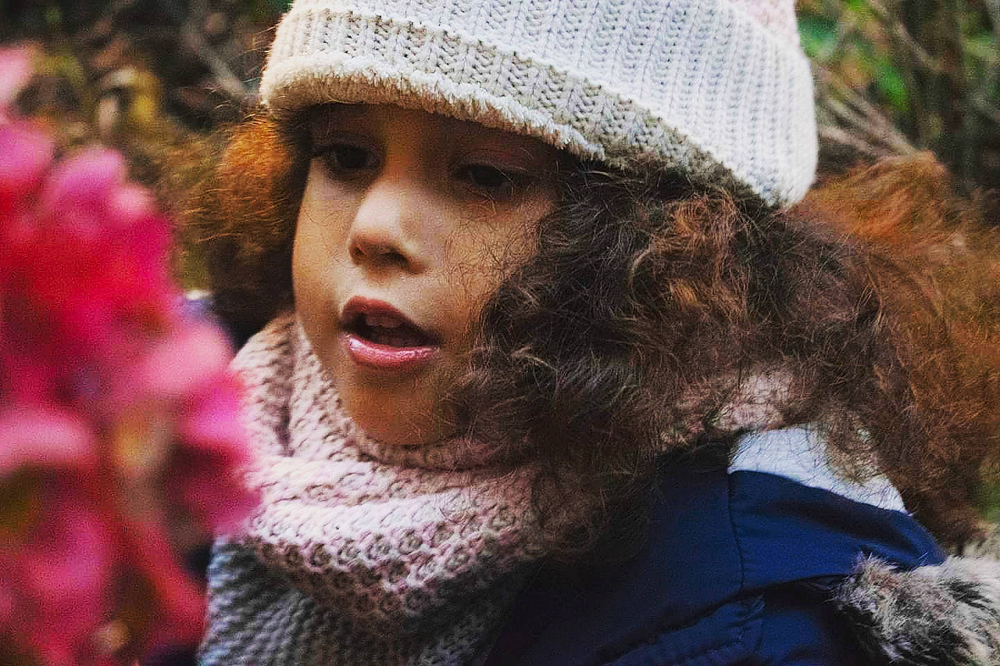 Gabrielle a rejoint le concours — aidez-le/la à gagner de superbes lots ! beard, beauty, cap, close_up, eye, facial_hair, fur_clothing, grass, happy, headgear, headwear, jacket, knit_cap, lip, outerwear, people, people_in_nature, person, petal, plant