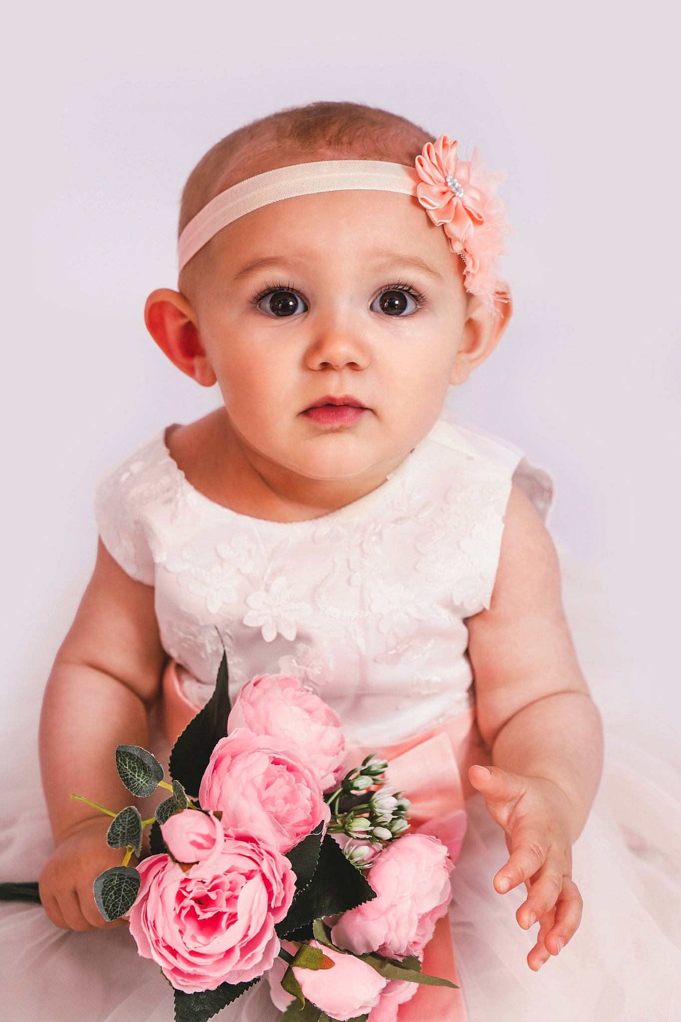 Léa a rejoint le concours — aidez-le/la à gagner de superbes lots ! baby, baby_toddler_clothing, beauty, dress, flash_photography, flower, happy, headband, headpiece, headwear, iris, jewellery, person, petal, pink, plant, product, rose, skin, sleeve