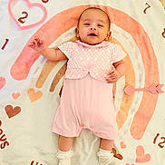 Beya a rejoint le concours — aidez-le/la à gagner de superbes lots ! adorable, arrow, baby, child, comfortable, cute, decorative_blanket, growth_tracker, happy, hearts, indoors, infant, lying_down, milestone_blanket, numbers, pink_outfit, portrait, smiling, soft_texture, white_socks