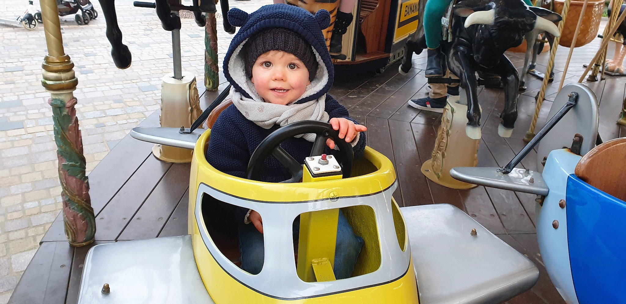 Nils a rejoint le concours — aidez-le/la à gagner de superbes lots ! automotive_design, baby, baby_carriage, baby_products, bag, chair, child, fun, headwear, helmet, leisure, luggage_and_bags, person, personal_protective_equipment, recreation, sitting, smile, sports_gear, toddler, travel